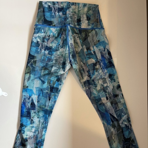 Lululemon Wunder Under Size 4 crop - Picture 2 of 3